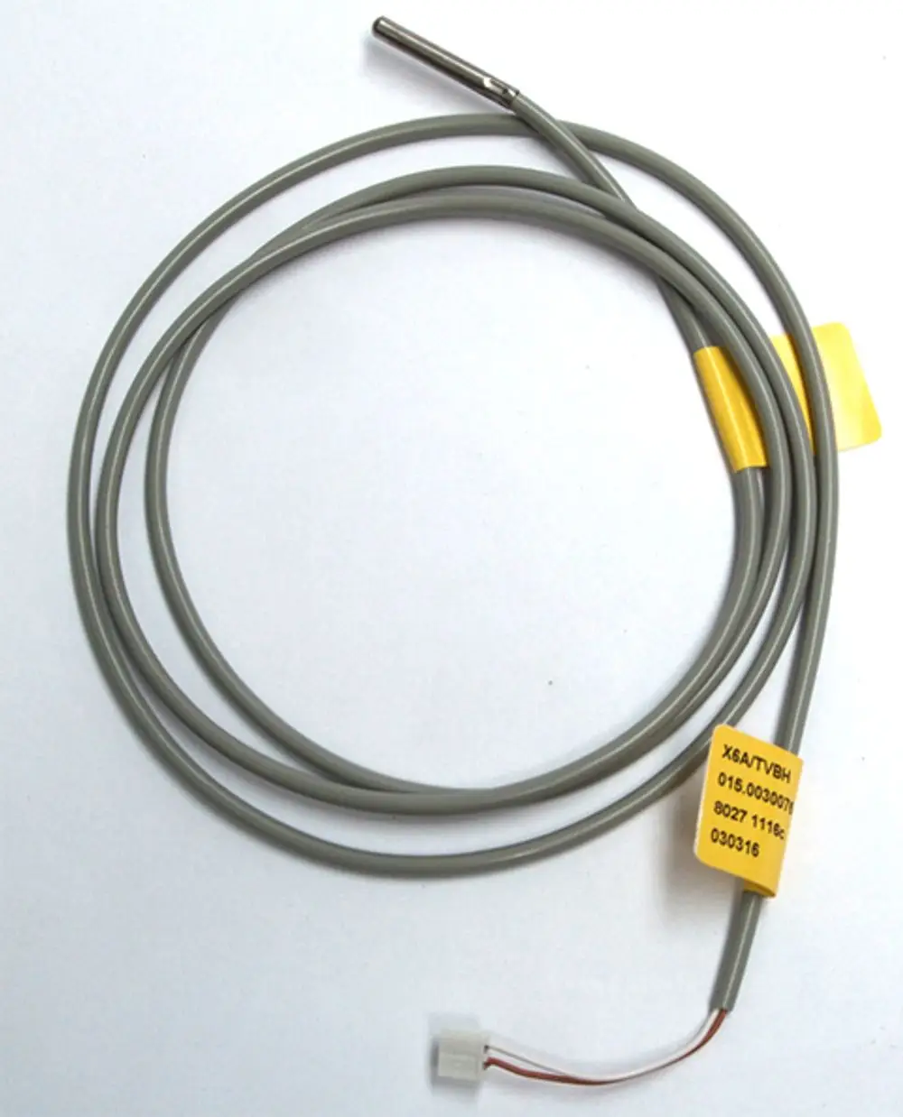 Temperatursensor mit grauem Kabel und Metallsonde, geeignet für Daikin-Systeme. Anschlussstecker am Ende des Kabels. Markiert mit einer gelben Beschriftung.